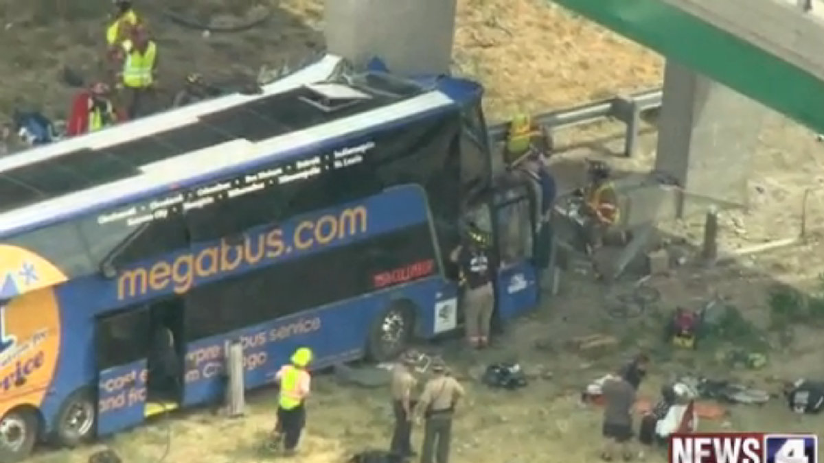 64 personer befann sig på bussen när föraren tappade kontrollen och körde in i ett brofäste.